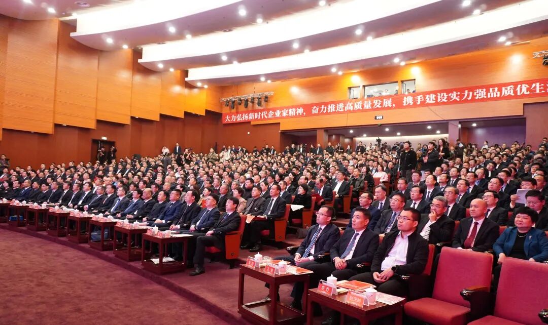 在2025濰坊企業(yè)家大會(huì)上，市領(lǐng)導(dǎo)為公司科技副總頒發(fā)聘書